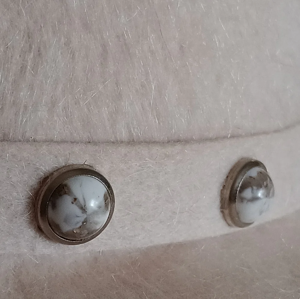 LOVELY VTG MCM IVORY WOOL CLOCHE HAT WITH EMBELLISHMENTS! - Picture 9 of 12